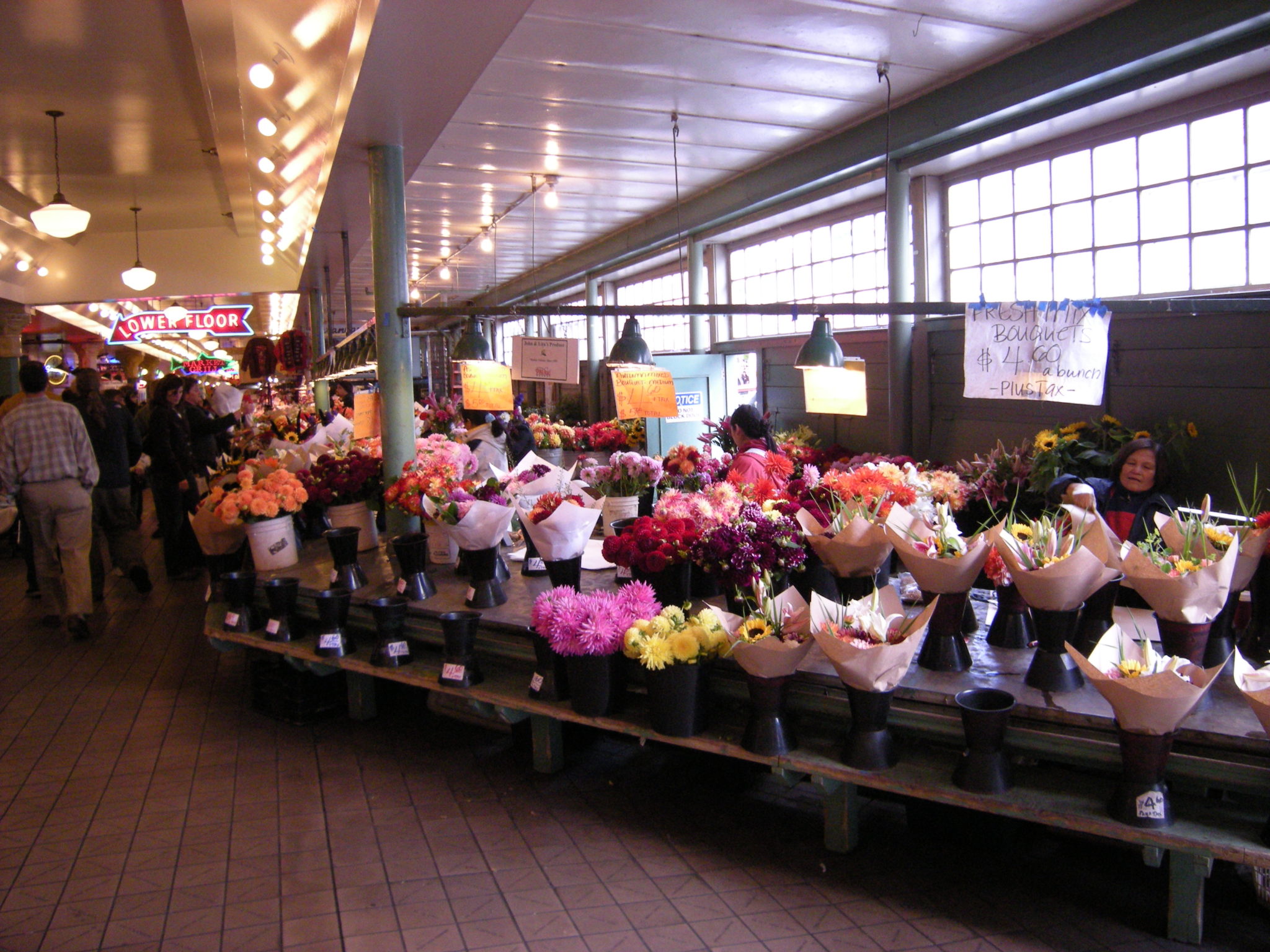 Pike_Place_Market_-_flower_vendors_02